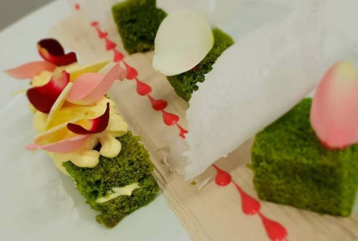 Bizcocho de lima y chocolate blanco con puré de pomelo